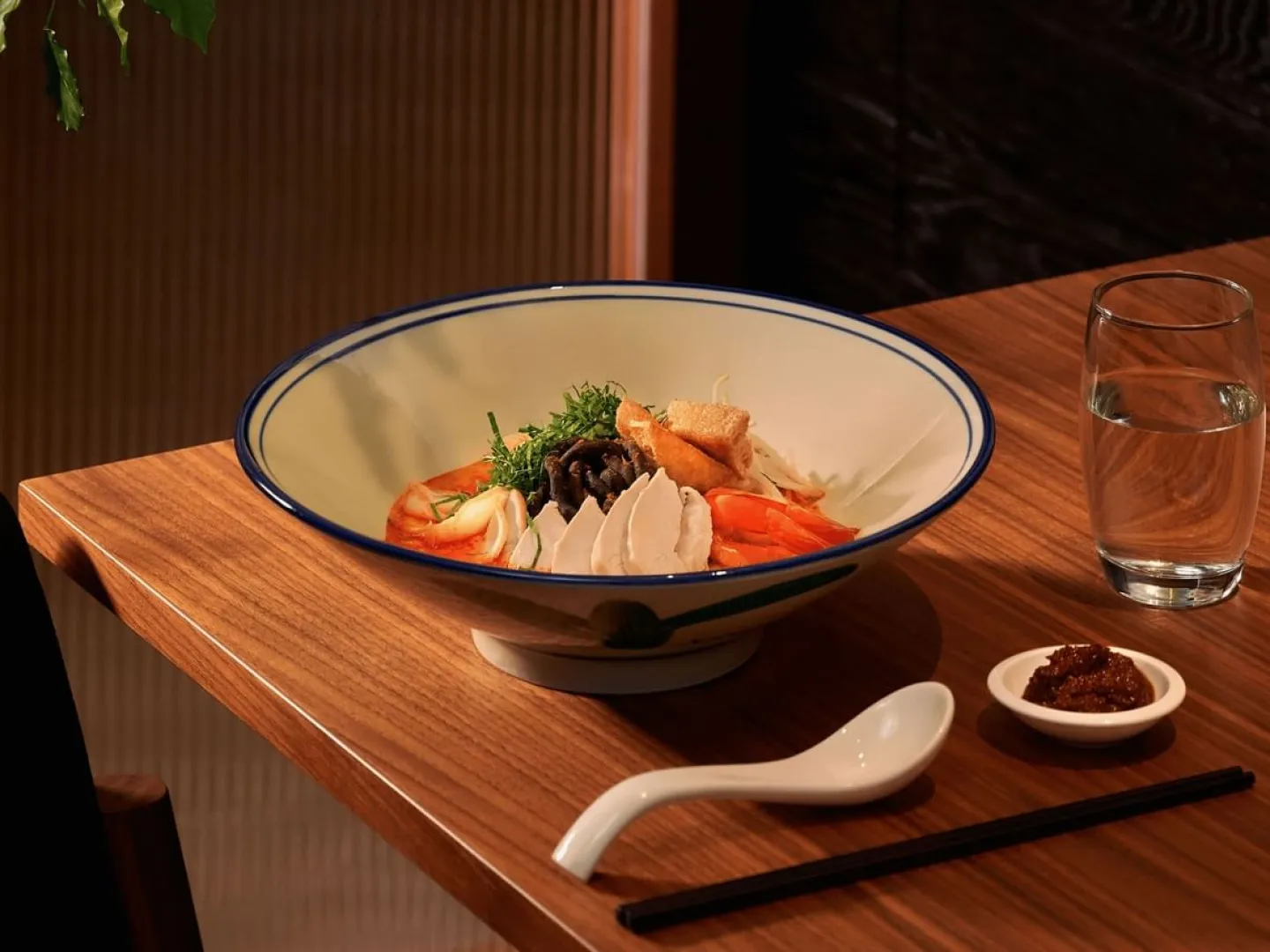 地元の味をお楽しみください。メインディッシュをサービスいたします。