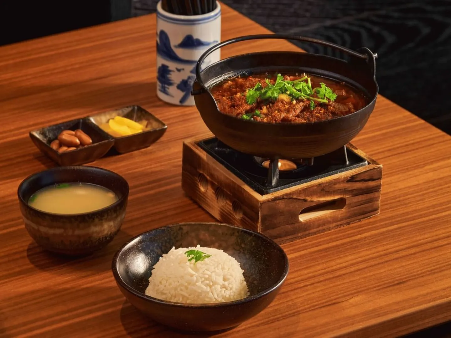 地元の味をお楽しみください。メインディッシュをサービスいたします。