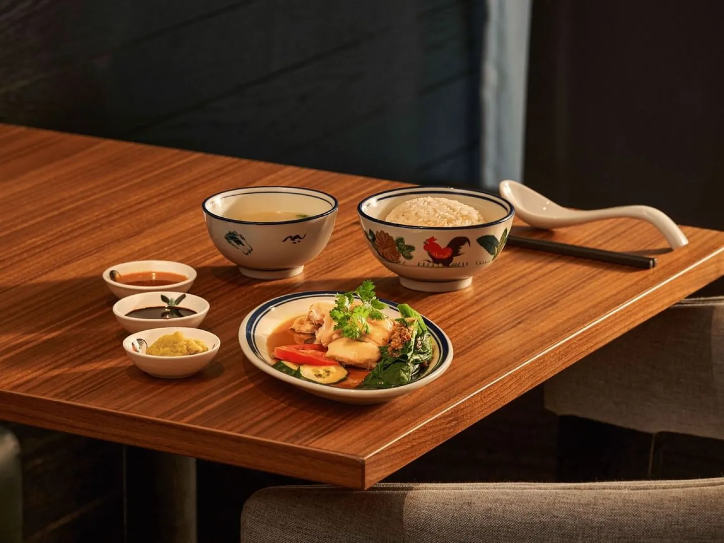 地元の味をお楽しみください。メインディッシュをサービスいたします。